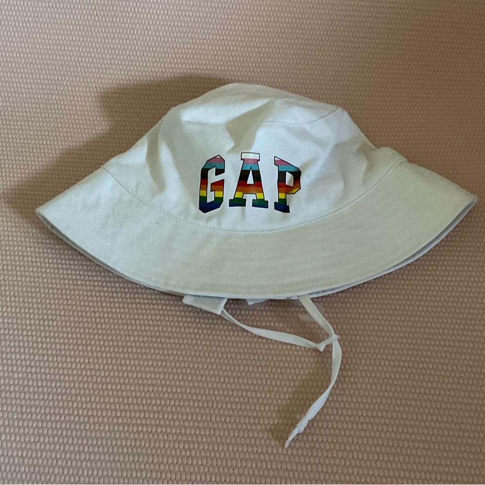 Exclusive GAP pride bucket hat